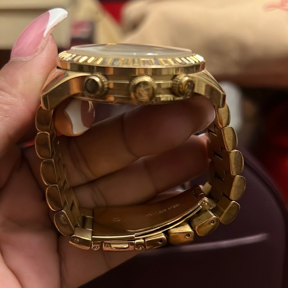 Big face watch 2 missing stones needs a new battery - Picture 4 of 4